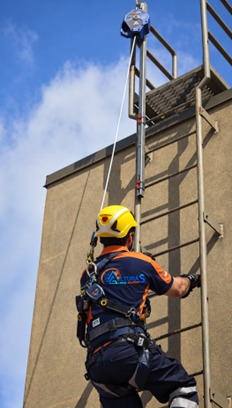Línea de vida vertical para escalera gatera retráctil
